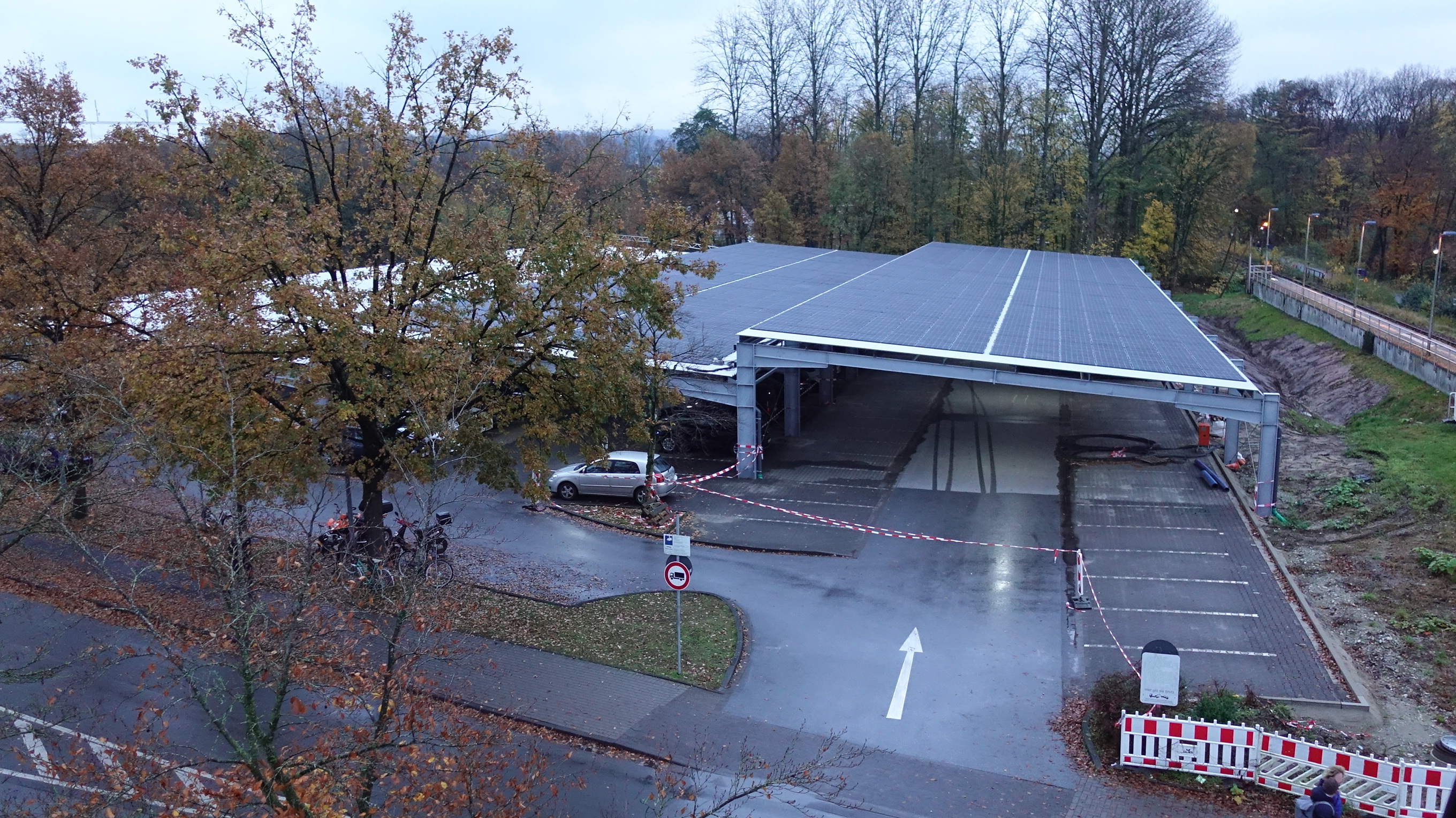 Fertiges Solar-Carport über einem Parkplatz aus erhöhter Sicht
