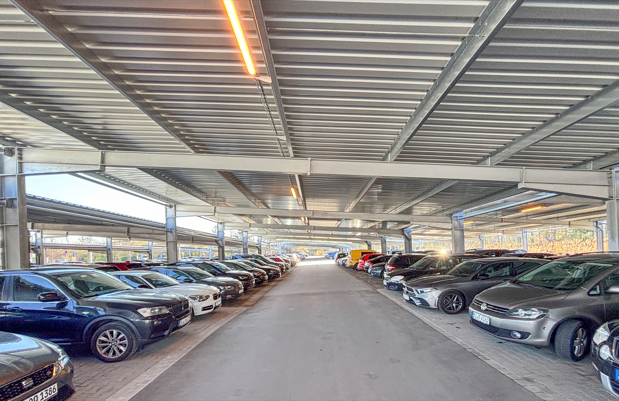 Solar-Carport auf einer Parkfläche in Halle (Westfalen)