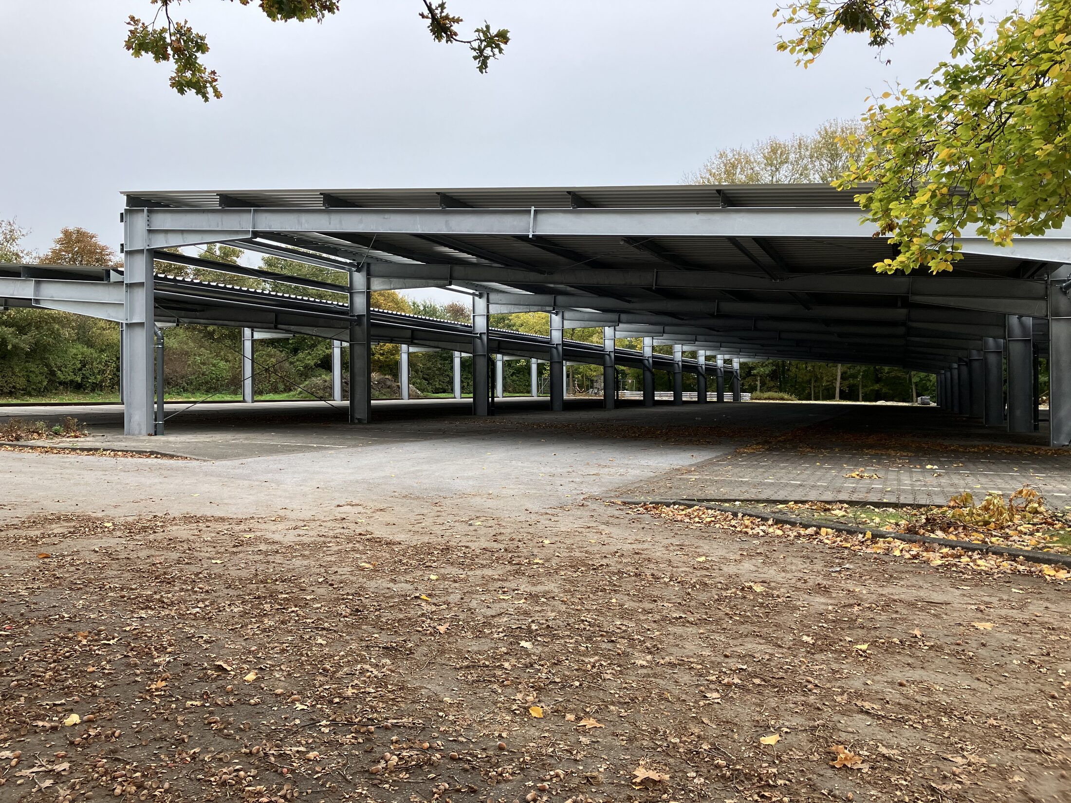 Stahlkonstruktion eines neuen Solar-Carports über einer Parkfläche